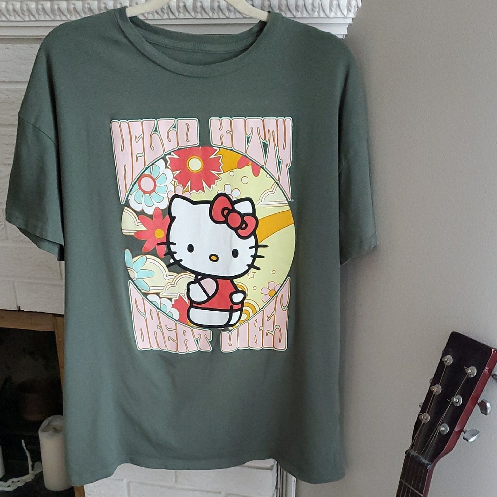 Hello Kitty Unisex Green Short Sleeve Tee with Graphic Design By Sanrio Size M